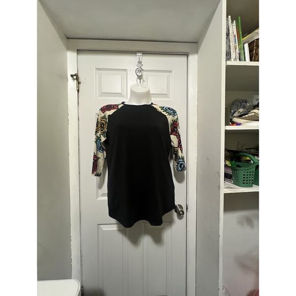 Lularoe Women's Randy Shirt Size XL Black Shirt With Multicolored Rose Sleeves - Picture 9 of 9